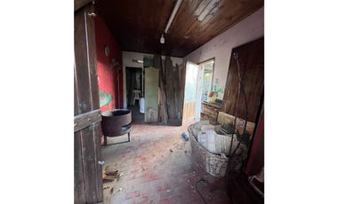 Galpón ubicado en la esquina de Belgrano y Azara