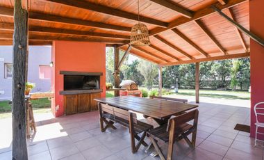 VENTA CASA COUNTRY LOS ALAMOS. 3 DORMITORIOS . ESCRITORIO . PISCINA. LOTE 1600 M2 . EXCELENTE ENTORNO. SEGURIDAD