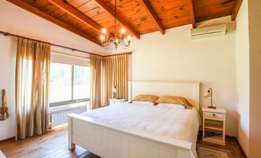 VENTA CASA COUNTRY LOS ALAMOS. 3 DORMITORIOS . ESCRITORIO . PISCINA. LOTE 1600 M2 . EXCELENTE ENTORNO. SEGURIDAD