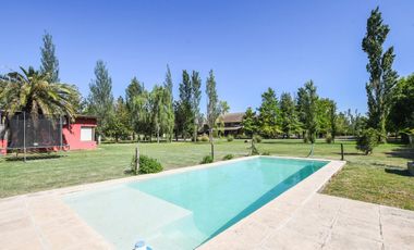 VENTA CASA COUNTRY LOS ALAMOS. 3 DORMITORIOS . ESCRITORIO . PISCINA. LOTE 1600 M2 . EXCELENTE ENTORNO. SEGURIDAD