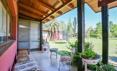 VENTA CASA COUNTRY LOS ALAMOS. 3 DORMITORIOS . ESCRITORIO . PISCINA. LOTE 1600 M2 . EXCELENTE ENTORNO. SEGURIDAD