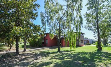 VENTA CASA COUNTRY LOS ALAMOS. 3 DORMITORIOS . ESCRITORIO . PISCINA. LOTE 1600 M2 . EXCELENTE ENTORNO. SEGURIDAD