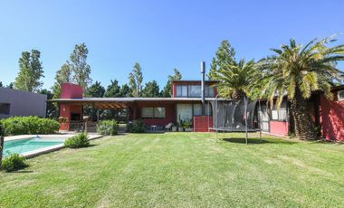 VENTA CASA COUNTRY LOS ALAMOS. 3 DORMITORIOS . ESCRITORIO . PISCINA. LOTE 1600 M2 . EXCELENTE ENTORNO. SEGURIDAD