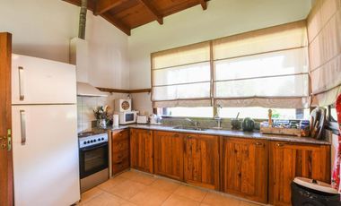 VENTA CASA COUNTRY LOS ALAMOS. 3 DORMITORIOS . ESCRITORIO . PISCINA. LOTE 1600 M2 . EXCELENTE ENTORNO. SEGURIDAD