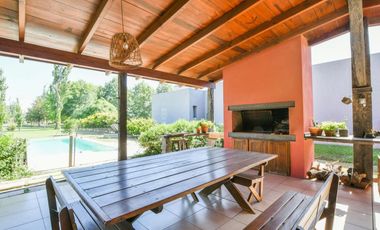 VENTA CASA COUNTRY LOS ALAMOS. 3 DORMITORIOS . ESCRITORIO . PISCINA. LOTE 1600 M2 . EXCELENTE ENTORNO. SEGURIDAD