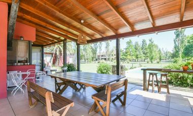 VENTA CASA COUNTRY LOS ALAMOS. 3 DORMITORIOS . ESCRITORIO . PISCINA. LOTE 1600 M2 . EXCELENTE ENTORNO. SEGURIDAD