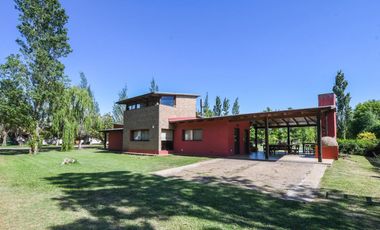 VENTA CASA COUNTRY LOS ALAMOS. 3 DORMITORIOS . ESCRITORIO . PISCINA. LOTE 1600 M2 . EXCELENTE ENTORNO. SEGURIDAD