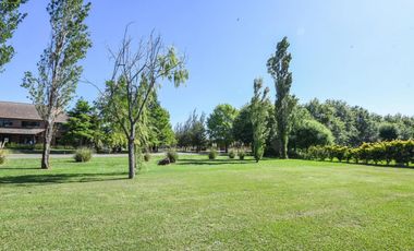 VENTA CASA COUNTRY LOS ALAMOS. 3 DORMITORIOS . ESCRITORIO . PISCINA. LOTE 1600 M2 . EXCELENTE ENTORNO. SEGURIDAD