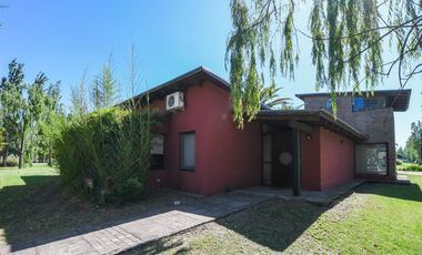 VENTA CASA COUNTRY LOS ALAMOS. 3 DORMITORIOS . ESCRITORIO . PISCINA. LOTE 1600 M2 . EXCELENTE ENTORNO. SEGURIDAD