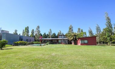 VENTA CASA COUNTRY LOS ALAMOS. 3 DORMITORIOS . ESCRITORIO . PISCINA. LOTE 1600 M2 . EXCELENTE ENTORNO. SEGURIDAD