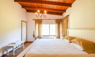 VENTA CASA COUNTRY LOS ALAMOS. 3 DORMITORIOS . ESCRITORIO . PISCINA. LOTE 1600 M2 . EXCELENTE ENTORNO. SEGURIDAD