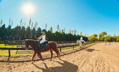 CASA EN VENTA LOS ALAMOS CLUB DE CAMPO. EXCELENTE UBICACION. LOTE 1350 m2.