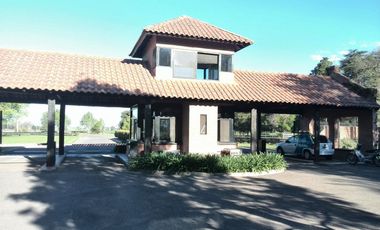 CASA EN VENTA LOS ALAMOS CLUB DE CAMPO. EXCELENTE UBICACION. LOTE 1350 m2.