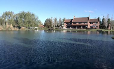 CASA EN VENTA LOS ALAMOS CLUB DE CAMPO. EXCELENTE UBICACION. LOTE 1350 m2.