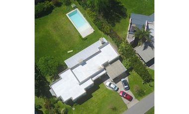 CASA EN VENTA LOS ALAMOS CLUB DE CAMPO. EXCELENTE UBICACION. LOTE 1350 m2.