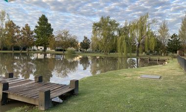 CASA EN VENTA LOS ALAMOS CLUB DE CAMPO. EXCELENTE UBICACION. LOTE 1350 m2.