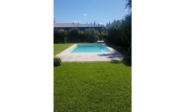 CASA EN VENTA LOS ALAMOS CLUB DE CAMPO. EXCELENTE UBICACION. LOTE 1350 m2.