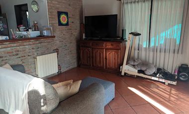 VENTA - Casa de cuatro dormitorios con COCHERA, PILETA y amplio jardín.