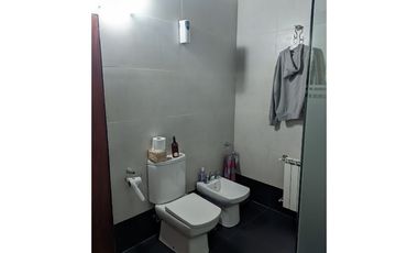 VENTA - Casa de cuatro dormitorios con COCHERA, PILETA y amplio jardín.