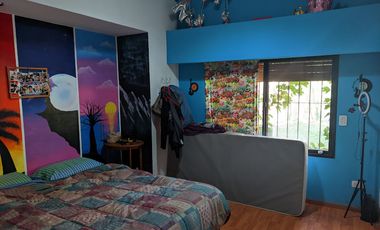 VENTA - Casa de cuatro dormitorios con COCHERA, PILETA y amplio jardín.