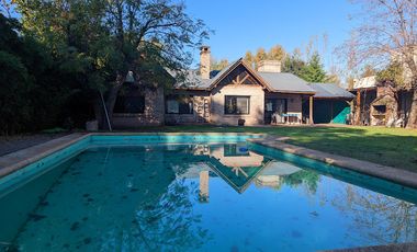 VENTA - Casa de cuatro dormitorios con COCHERA, PILETA y amplio jardín.