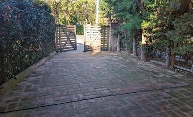 VENTA - Casa de cuatro dormitorios con COCHERA, PILETA y amplio jardín.