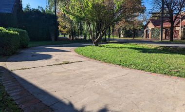 VENTA - Casa de cuatro dormitorios con COCHERA, PILETA y amplio jardín.