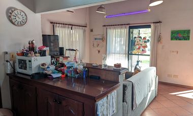 VENTA - Casa de cuatro dormitorios con COCHERA, PILETA y amplio jardín.