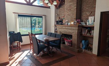 VENTA - Casa de cuatro dormitorios con COCHERA, PILETA y amplio jardín.