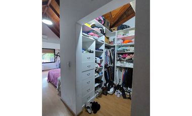 VENTA - Casa de cuatro dormitorios con COCHERA, PILETA y amplio jardín.