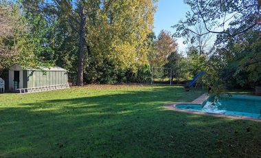 VENTA - Casa de cuatro dormitorios con COCHERA, PILETA y amplio jardín.