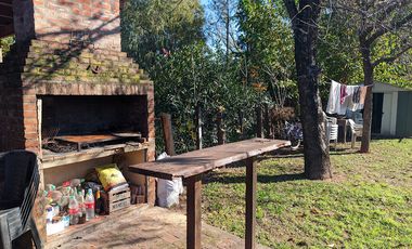 VENTA - Casa de cuatro dormitorios con COCHERA, PILETA y amplio jardín.