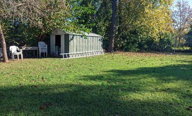 VENTA - Casa de cuatro dormitorios con COCHERA, PILETA y amplio jardín.