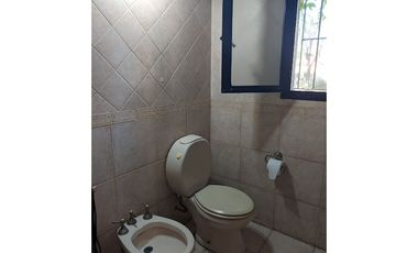 VENTA - Casa de cuatro dormitorios con COCHERA, PILETA y amplio jardín.