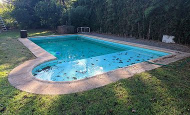 VENTA - Casa de cuatro dormitorios con COCHERA, PILETA y amplio jardín.