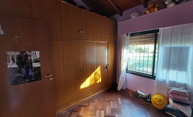 VENTA - Casa de cuatro dormitorios con COCHERA, PILETA y amplio jardín.