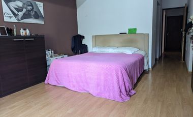 VENTA - Casa de cuatro dormitorios con COCHERA, PILETA y amplio jardín.