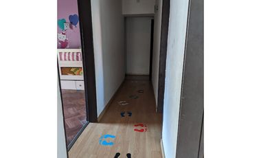 VENTA - Casa de cuatro dormitorios con COCHERA, PILETA y amplio jardín.