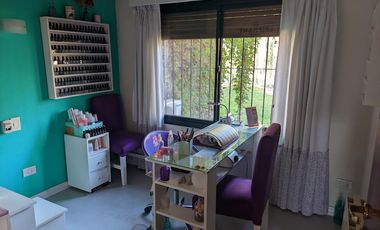 VENTA - Casa de cuatro dormitorios con COCHERA, PILETA y amplio jardín.