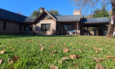 VENTA - Casa de cuatro dormitorios con COCHERA, PILETA y amplio jardín.