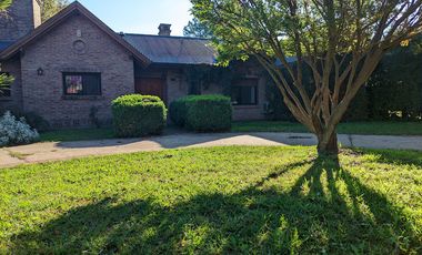 VENTA - Casa de cuatro dormitorios con COCHERA, PILETA y amplio jardín.