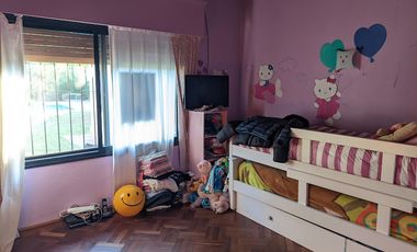 VENTA - Casa de cuatro dormitorios con COCHERA, PILETA y amplio jardín.
