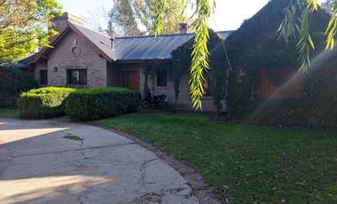 VENTA - Casa de cuatro dormitorios con COCHERA, PILETA y amplio jardín.