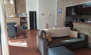 VENTA - Casa de cuatro dormitorios con COCHERA, PILETA y amplio jardín.