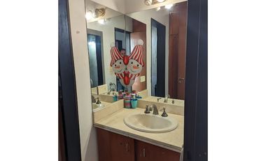 VENTA - Casa de cuatro dormitorios con COCHERA, PILETA y amplio jardín.