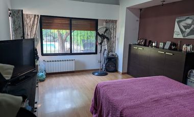 VENTA - Casa de cuatro dormitorios con COCHERA, PILETA y amplio jardín.