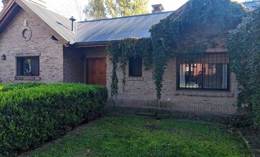 VENTA - Casa de cuatro dormitorios con COCHERA, PILETA y amplio jardín.