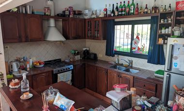 VENTA - Casa de cuatro dormitorios con COCHERA, PILETA y amplio jardín.