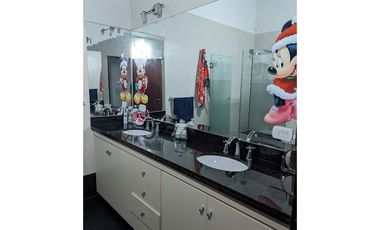 VENTA - Casa de cuatro dormitorios con COCHERA, PILETA y amplio jardín.