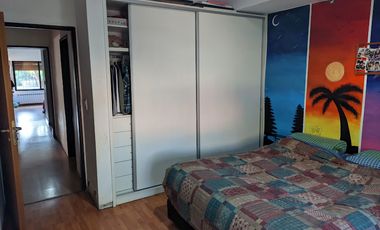 VENTA - Casa de cuatro dormitorios con COCHERA, PILETA y amplio jardín.